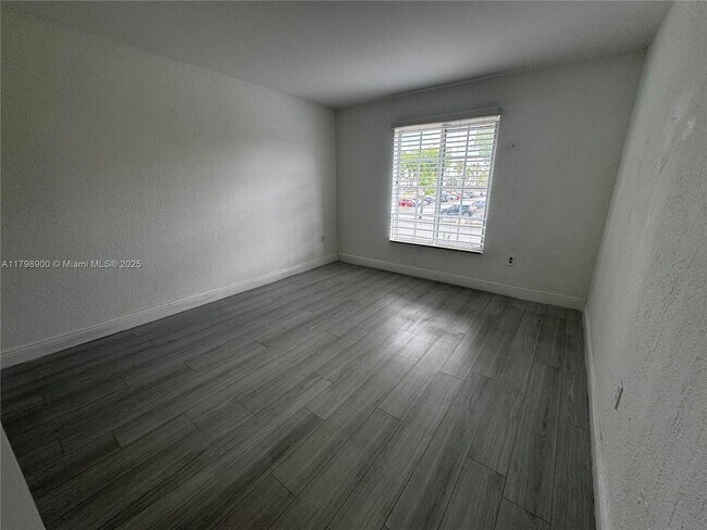 Foto del edificio - 4900 NW 79th Ave