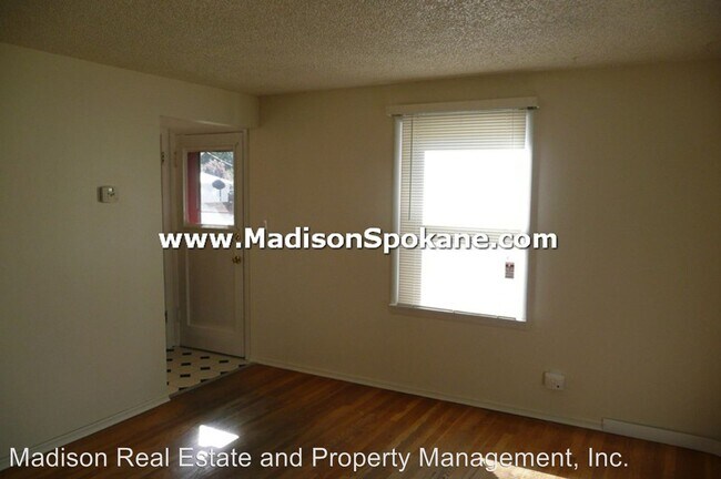 Building Photo - 3 br, 1 bath House - 5516 N. Oak St.