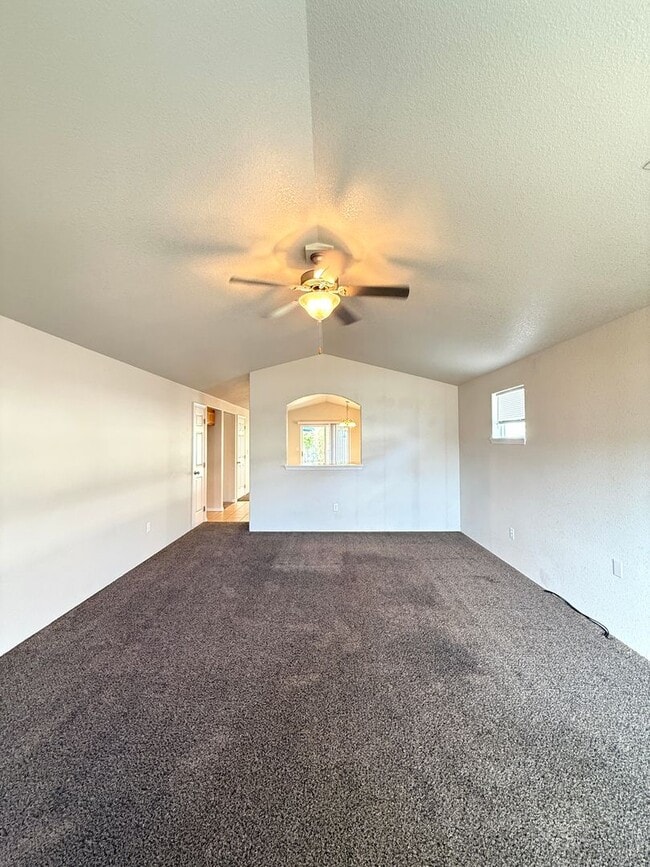 Building Photo - 3 bedroom, 2 bath home in White City!