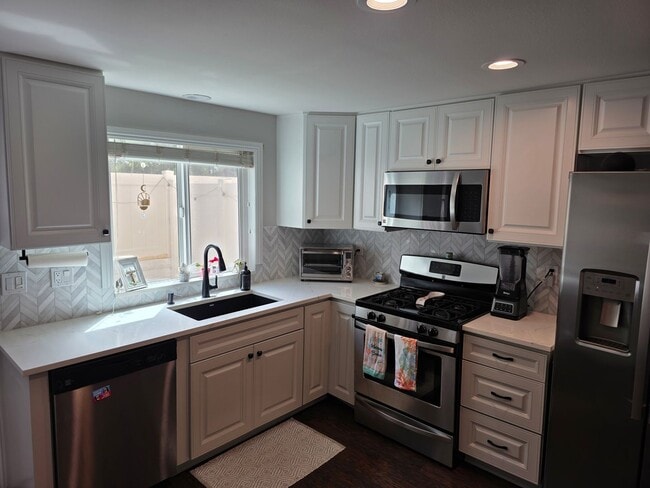 Building Photo - One month rental Fully furnished 1 bedroom...