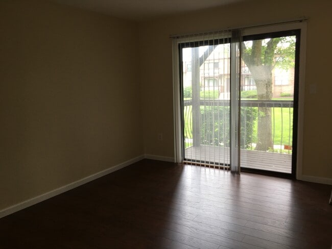 Building Photo - 411 N Oaks Blvd