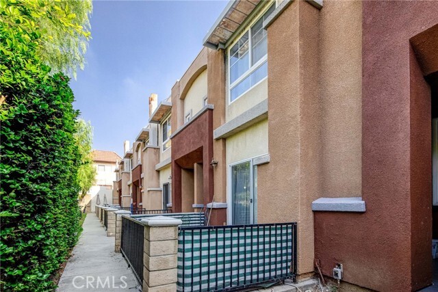 Building Photo - 532 N Mariposa Ave