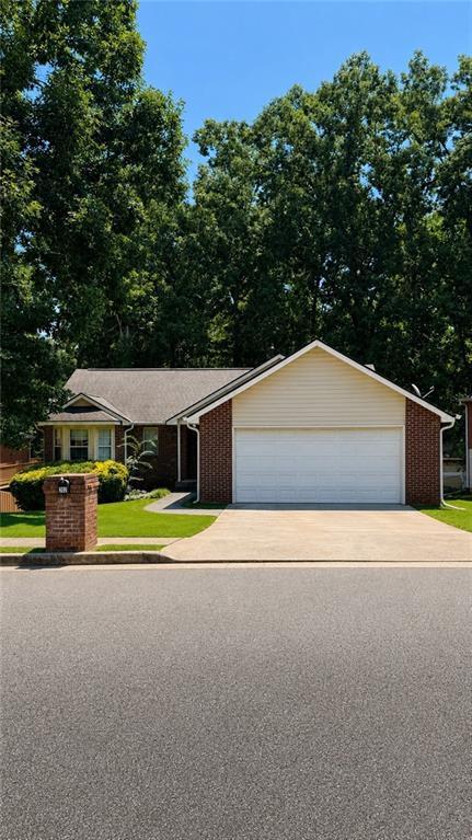 Building Photo - 202 Oakwood Cir