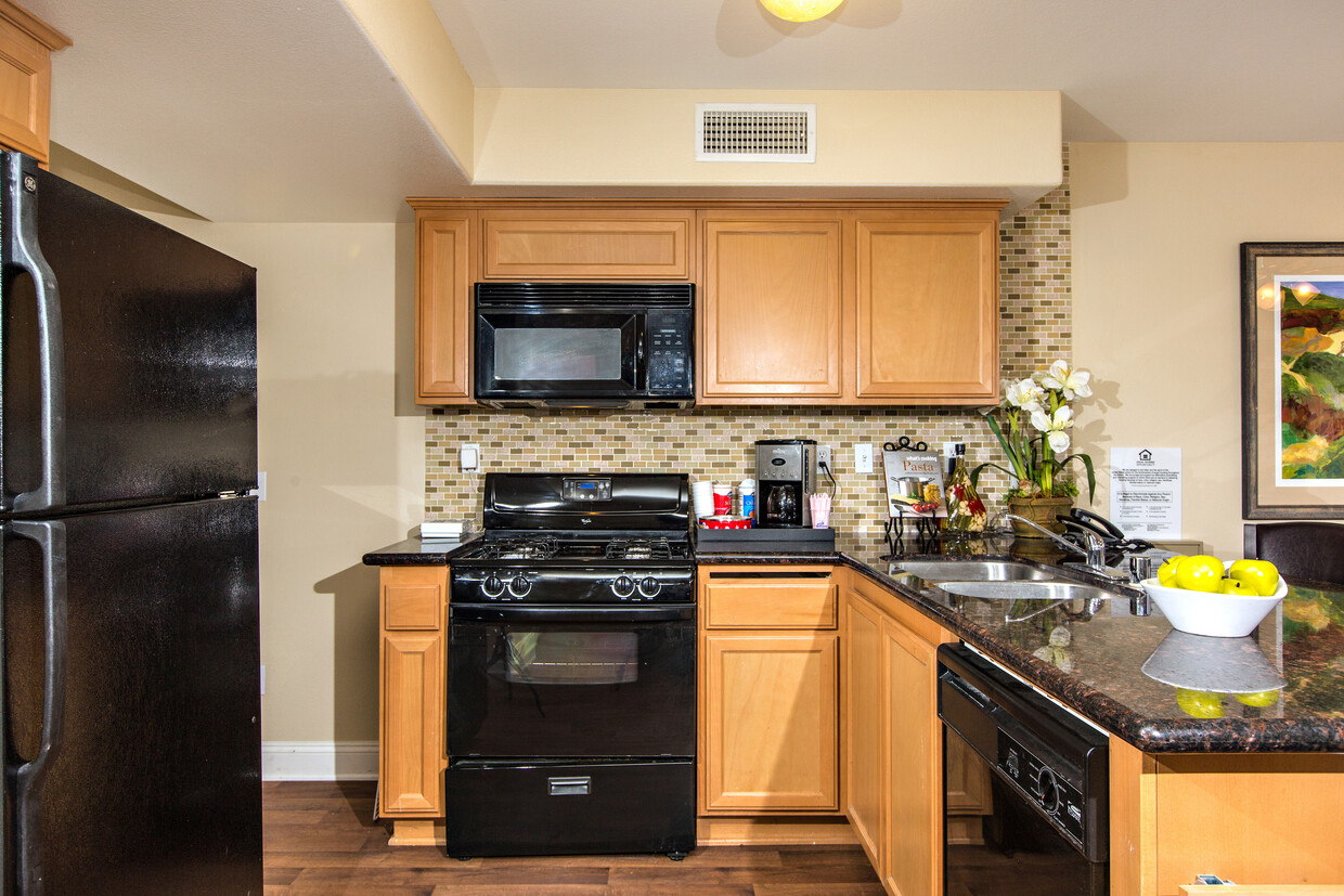 Foto principal - Corona Pointe Townhomes