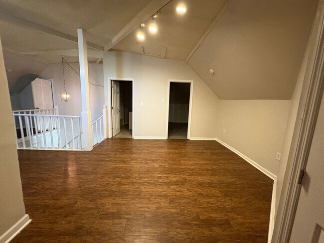 Building Photo - 1065 College St