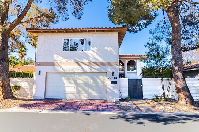 Foto del edificio - Stunning Remodeled 4-Bedroom Home in Exclu...