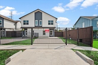 Building Photo - 2002 Lynnfield St