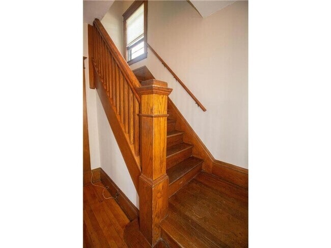 Building Photo - 322 Pierce St N