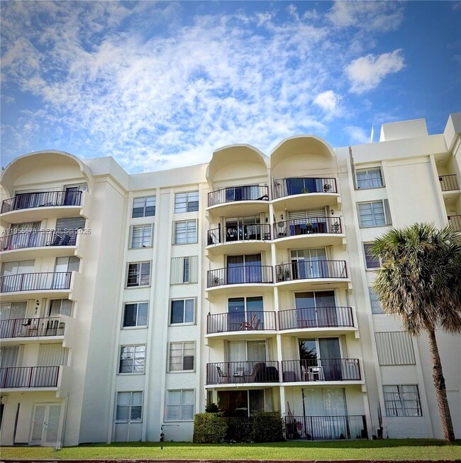 Building Photo - 9310 Fontainebleau Blvd