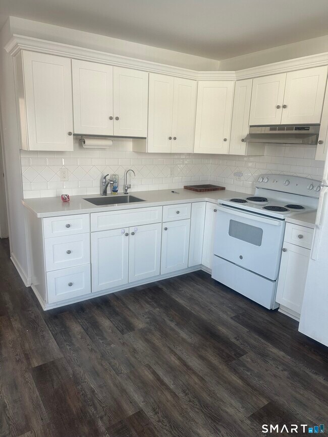 Building Photo - 125 N Harwinton Ave