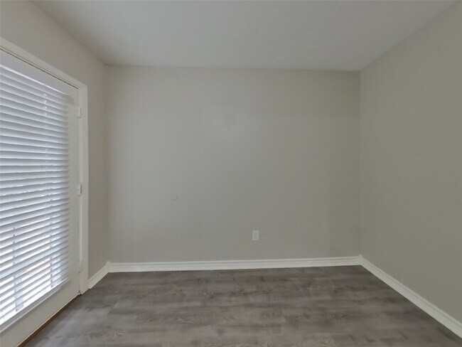 Foto del edificio - 729 Forest Ln Dr