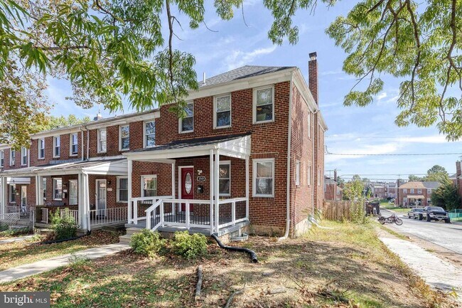 Foto del edificio - Welcome to this beautifully renovated 4bd 2bth end-of-group townhome in Baltimore!