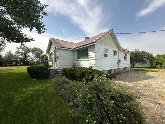 Foto del edificio - Super Cute 2 Bedroom, 1 Bathroom Country Home