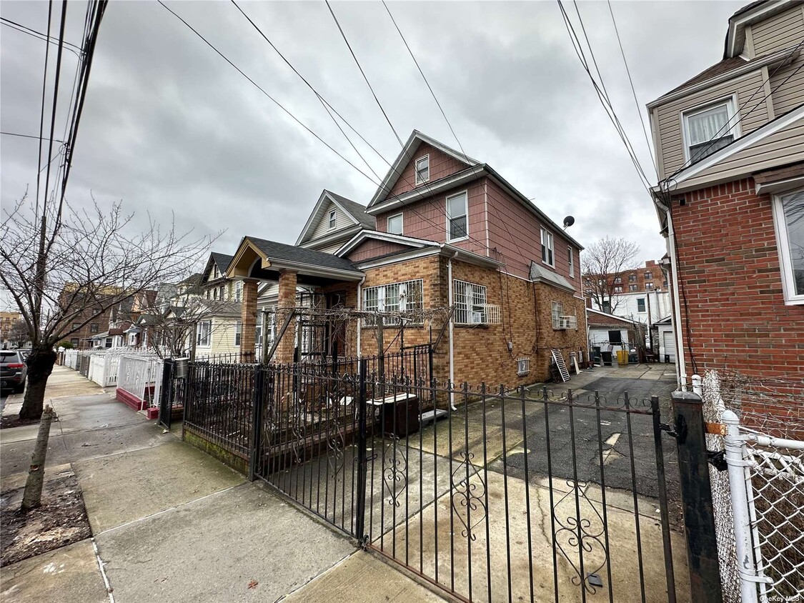 8810 173rd St, Queens, NY 11432 Townhome Rentals in Queens NY