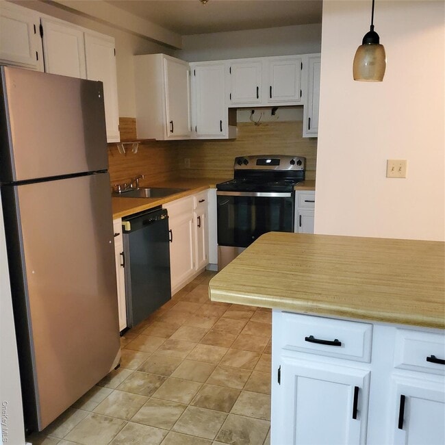 Building Photo - 160-166 W Rd