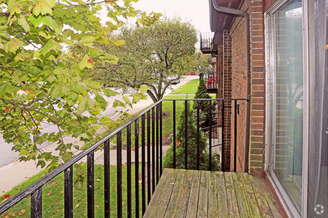 1BR, 1BA - 800sf - Balcony - Knottingham Apartments