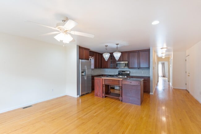 Foto del edificio - 260 Custer Ave