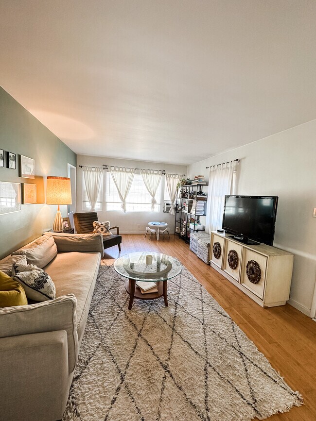 Living Room 1b - 2912 Bellevue Ave