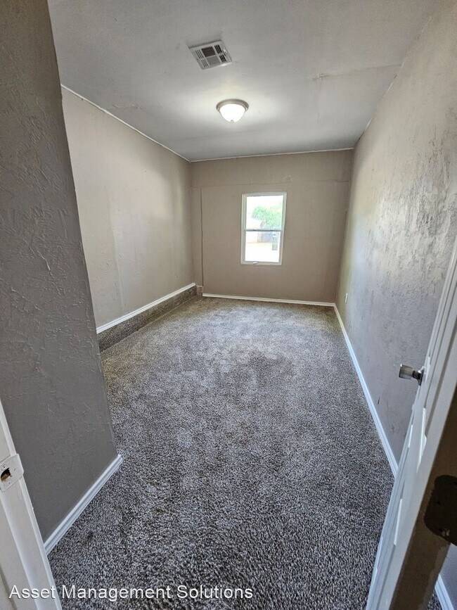 Building Photo - 5 br, 1 bath House - 430 W Juniper