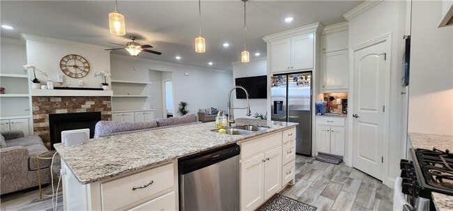 Building Photo - 1001 W Ashmore Landing Loop