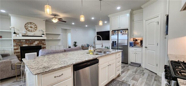 Foto del edificio - 1001 W Ashmore Landing Loop