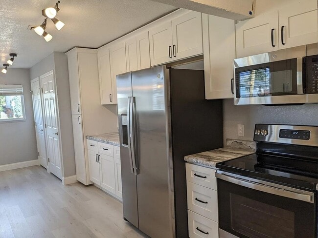 Building Photo - Beautiful 4 Bedroom Home with a View