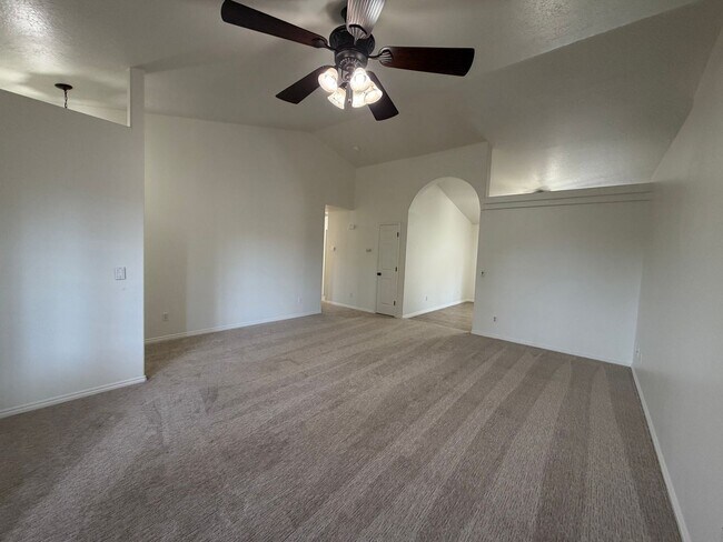 Building Photo - SPACIOUS HOME FOR RENT!