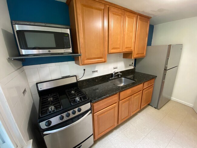 Kitchen/microwave - 190 Knickerbocker Rd