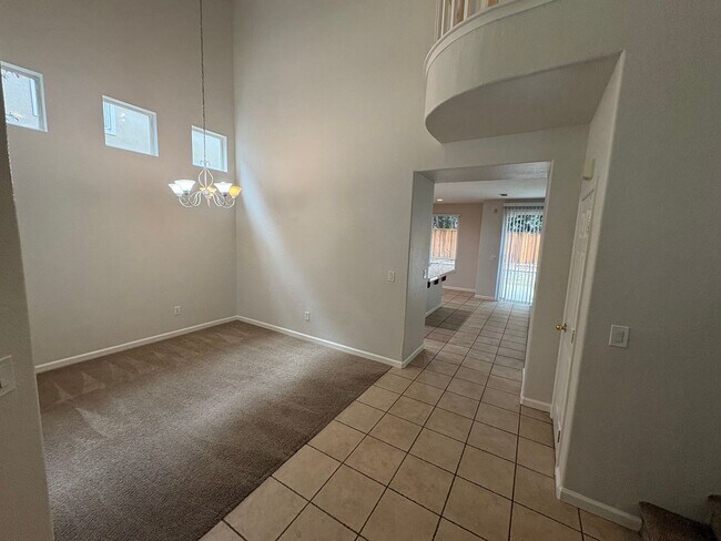 Foto del edificio - Great Two Story Large Bedroom, Bath Downstairs