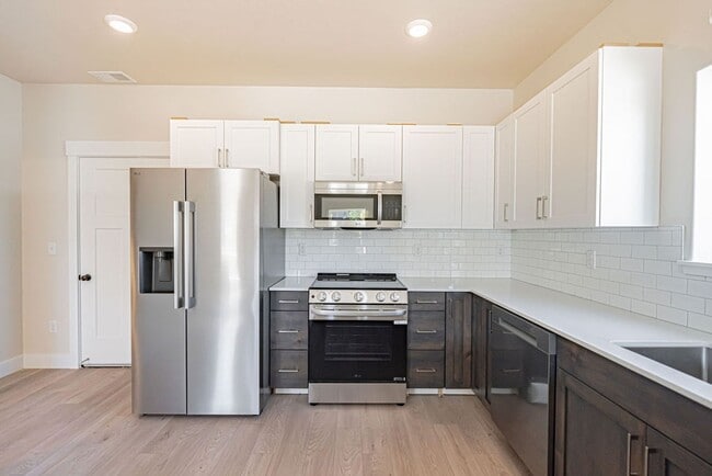 Building Photo - Brand New Townhome For Rent!
