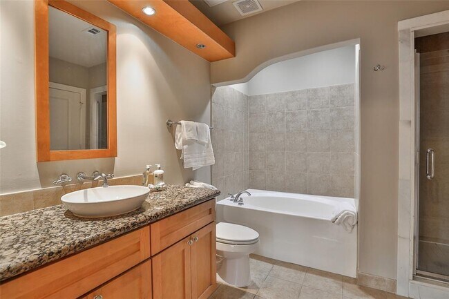 Building Photo - 2 Bedroom in Houston, TX 77006
