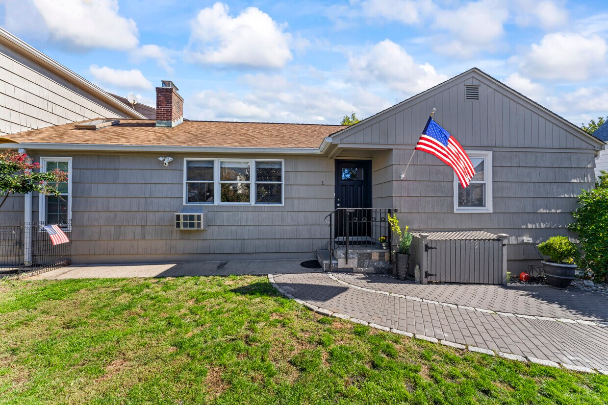 Photo - 88 Dean St (Stamford, CT)