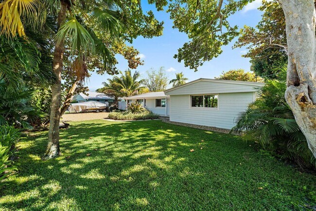 Building Photo - 9474 SE Cove Point St