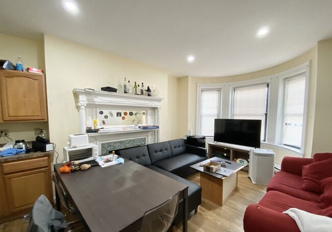 Building Photo - 529 Newbury St