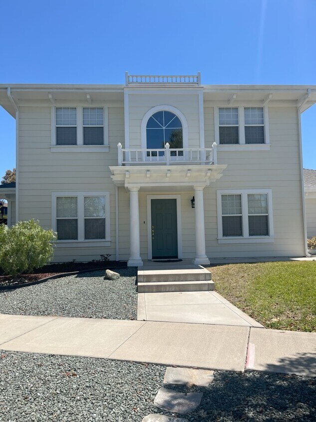 Foto principal - Available Now – 4 Bedroom Home in Desirabl...