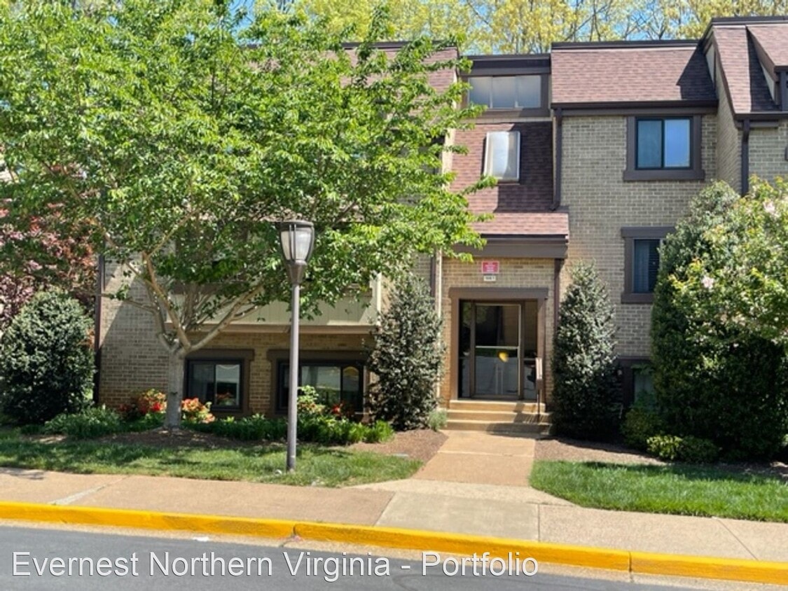 2 br, 1 bath House 1661 Parkcrest Cir Ap... House Rental in Reston