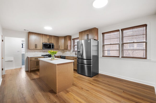 Building Photo - 2531 W Lunt Ave