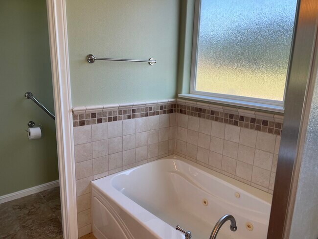 jacuzzi tub MB - 33118 Stone Rd