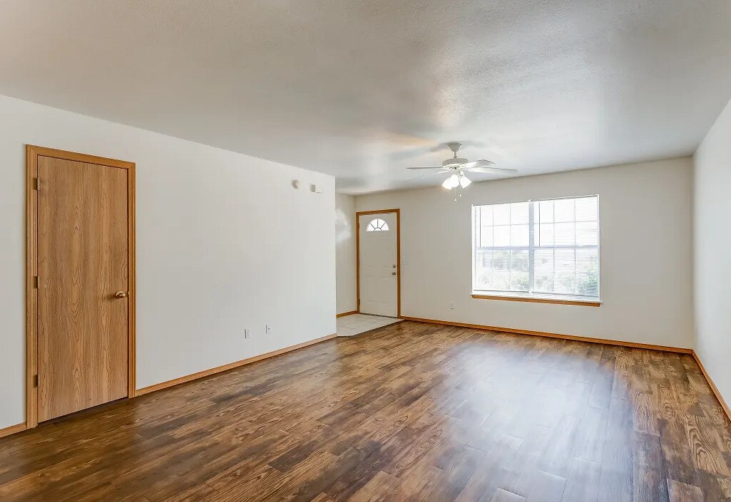 Primary Photo - 1042 Palisades Ave