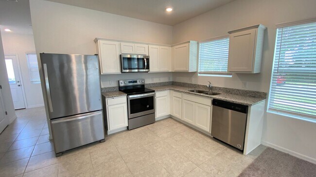 Building Photo - 3 Bedroom, 2.5 Bath End Unit Townhome in B...