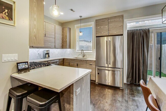 Foto del edificio - 2339 N Drake Ave