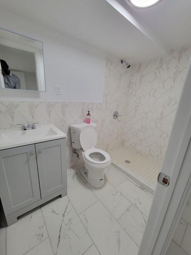 Foto del edificio - 933 E 82nd St