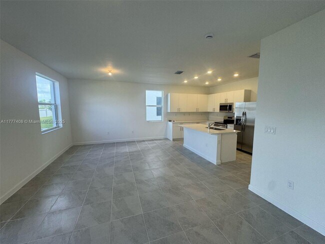 Foto del edificio - 2481 SE 24th Ct