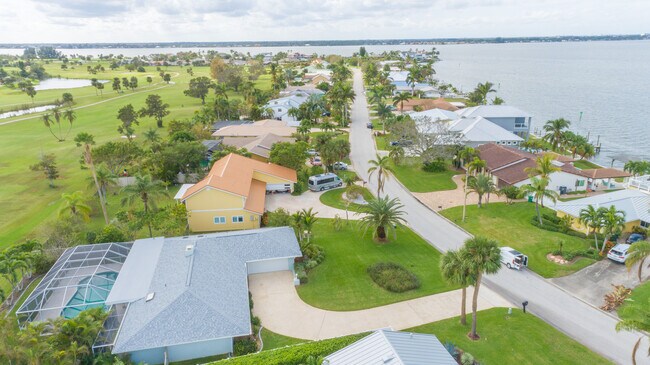 Foto del edificio - 6 Country Club Rd