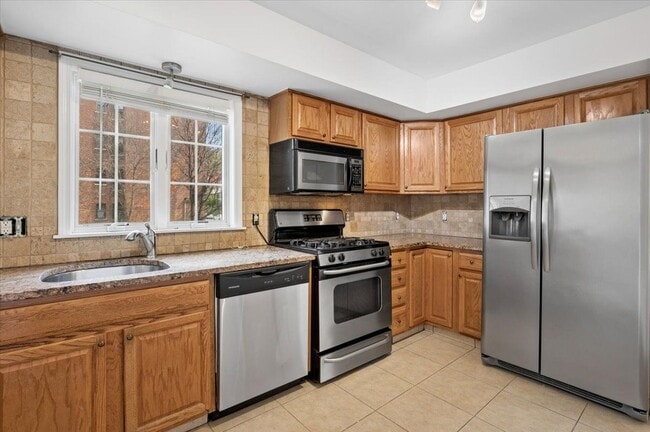 Foto del edificio - 727 Warburton Ave