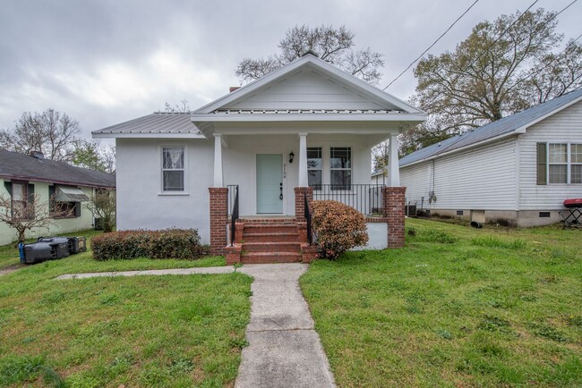 Building Photo - Spacious 2 Bedroom Cottage w/ Granite & Ha...