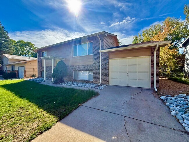 Foto del edificio - MOVE IN SPECIAL! $1,200 OFF FIRST FULL MON...