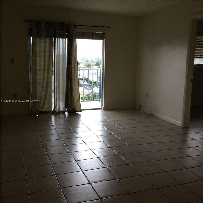 Foto del edificio - 7101 Byron Ave