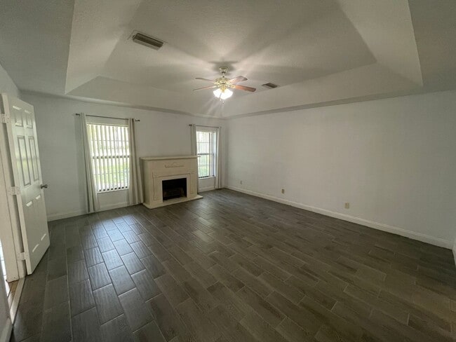 Foto del edificio - Spacious 4-Bedroom Pool Home – 2 Primary S...