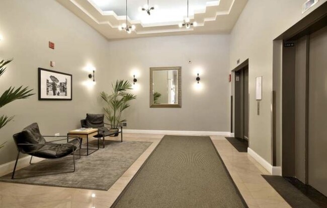 Lobby/elevator - 3151 N Lincoln Ave